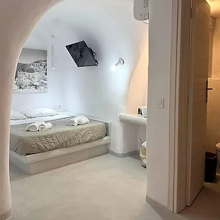 Value Rooms- Center- Capital Santorini
